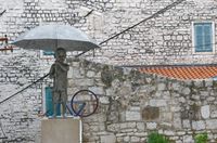 Der Junge mit dem Regenschirn (Sibenik, Kroatien)